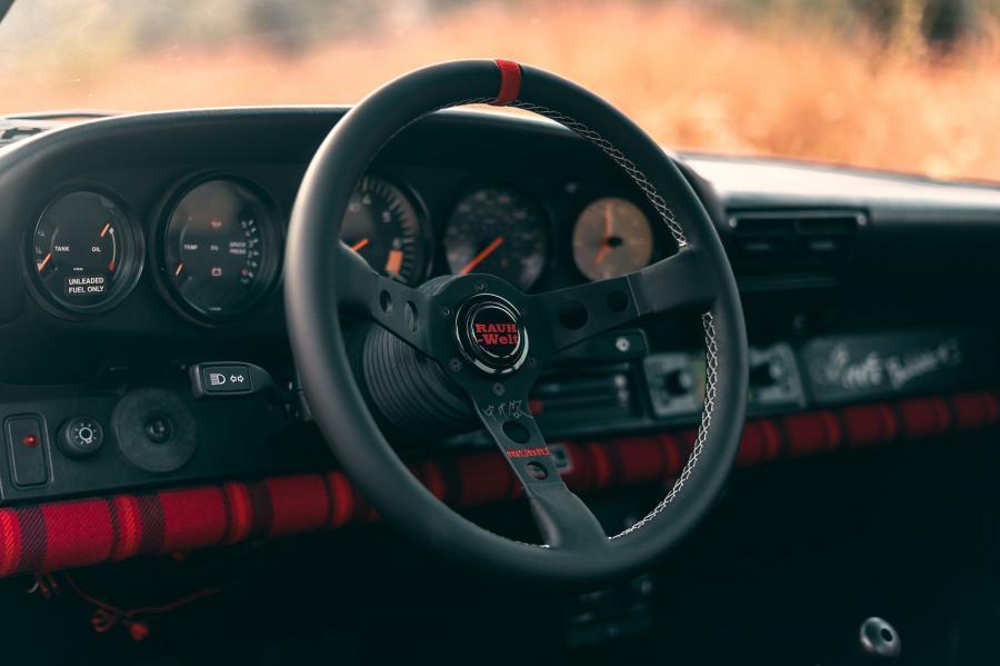 Панель приборов Porsche 911 by RWB 2019 года  (фото 9 из 34)